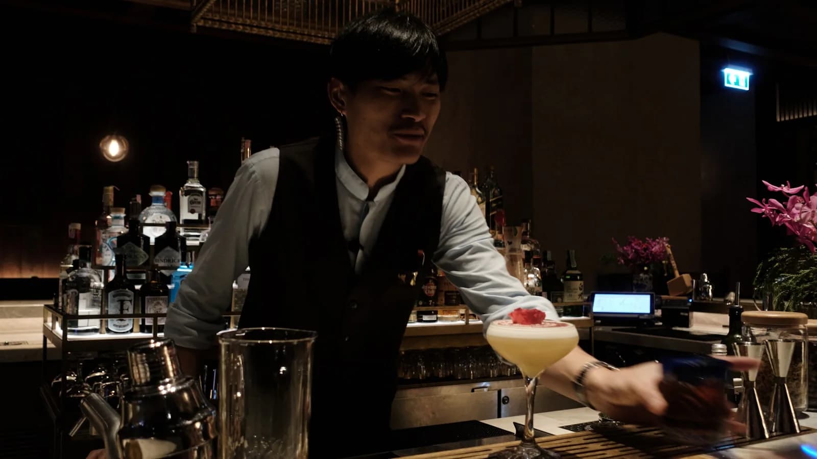 Bartender preparando cocteles en una barra durante la operación de un establecimiento